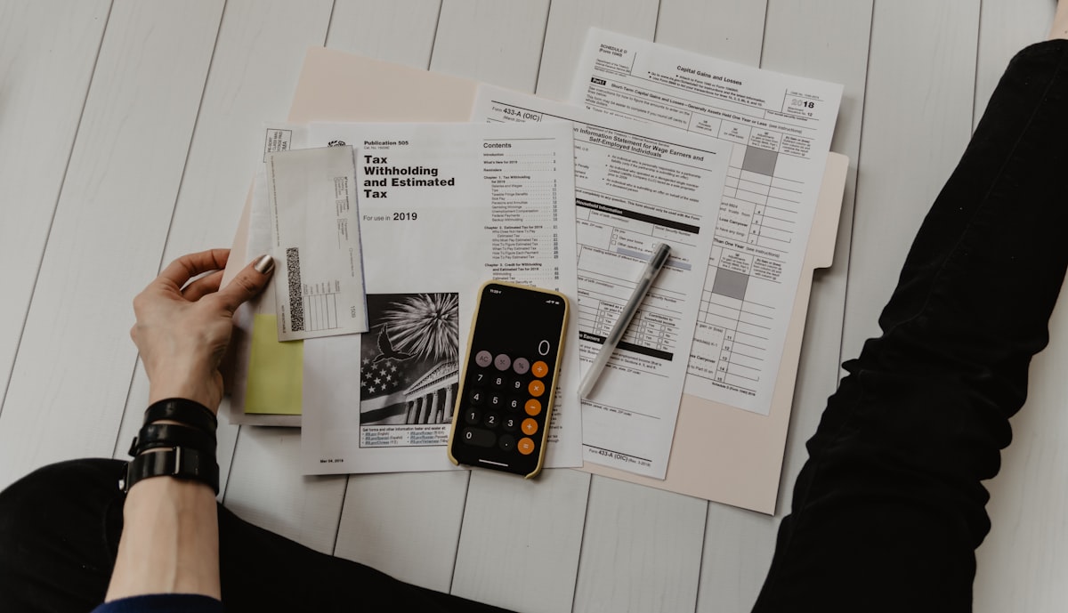 Financial documents representing alimony and spousal support in Tennessee